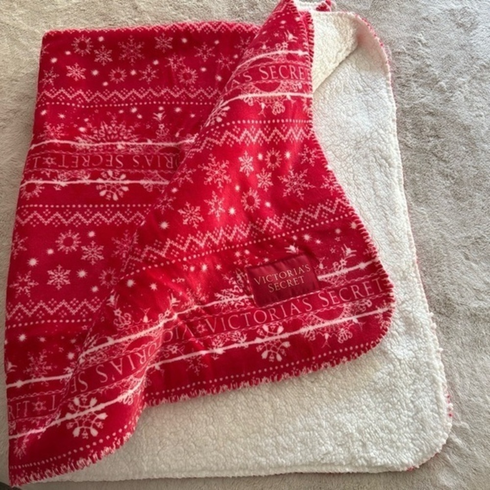 New! Victoria’s Secret soft Sherpa blanket 50”X 60”